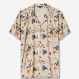 Camisa de hombre de manga corta con estampado colorido en tonos azul, rojo y verde sobre fondo claro, ideal para el verano y ocasiones casuales.