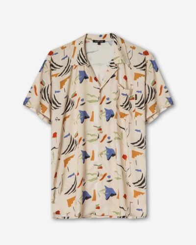 Camisa de hombre de manga corta con estampado colorido en tonos azul, rojo y verde sobre fondo claro, ideal para el verano y ocasiones casuales.