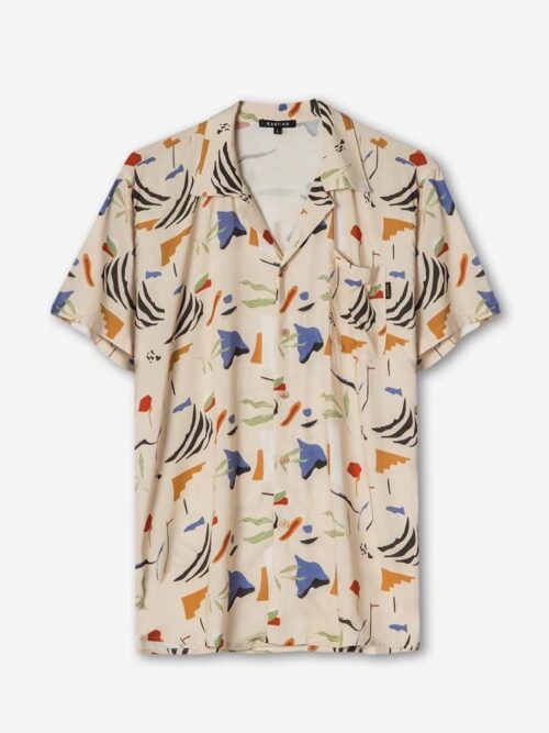 Camisa de hombre de manga corta con estampado colorido en tonos azul, rojo y verde sobre fondo claro, ideal para el verano y ocasiones casuales.